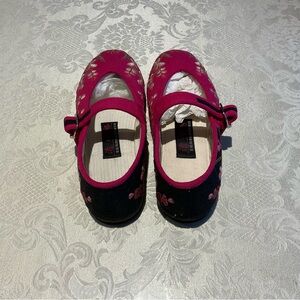 Embroidered cloth shoes